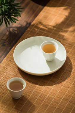 Çay takımı resmi, Asya tarzı çay, çay fincanı ve çaydanlık yapan kişi.