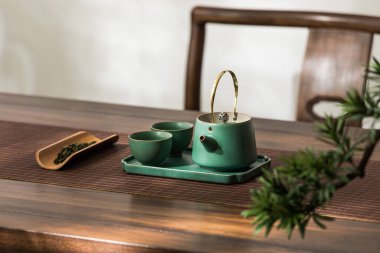 Çay takımı resmi, Asya tarzı çay, çay fincanı ve çaydanlık yapan kişi.