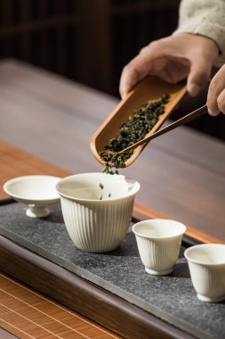 Çay takımı resmi, Asya tarzı çay, çay fincanı ve çaydanlık yapan kişi.
