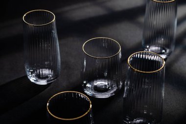 Boş şarap bardakları, boş su bardakları, restoran bardakları, şarap bardakları.