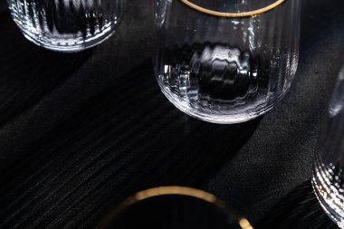 Boş şarap bardakları, boş su bardakları, restoran bardakları, şarap bardakları.