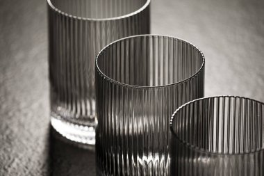 Boş şarap bardakları, boş su bardakları, restoran bardakları, şarap bardakları.