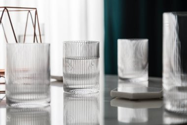 Boş şarap bardakları, boş su bardakları, restoran bardakları, şarap bardakları.