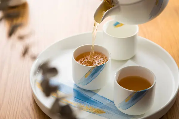 お茶セットのイメージ アジア風のお茶 ティーカップ ティーポットを作る人 — ストック写真