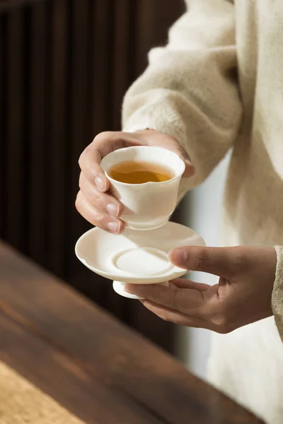 亚洲式茶具 茶杯及茶壶制作人的形象 — 图库照片