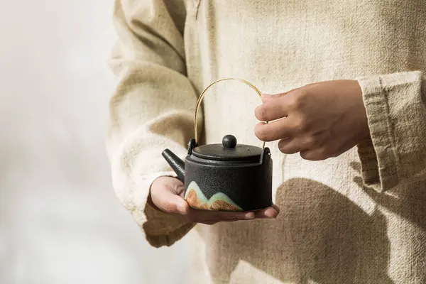 Изображение Чайного Сервиза Человека Делающего Чай Азиатском Стиле Чайную Чашку — стоковое фото