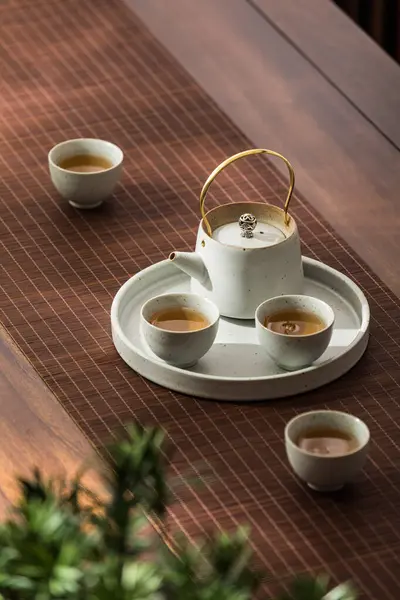 Çay takımı resmi, Asya tarzı çay, çay fincanı ve çaydanlık yapan kişi.