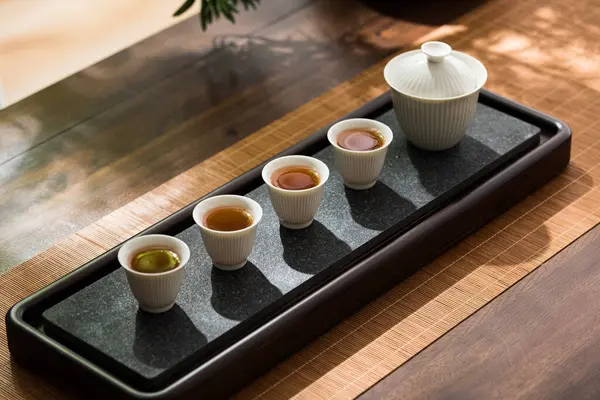 亚洲式茶具 茶杯及茶壶制作人的形象 — 图库照片
