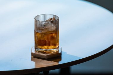 Boş şarap bardakları, boş su bardakları, restoran bardakları, şarap bardakları. 