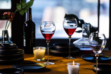 Boş şarap bardakları, boş su bardakları, restoran bardakları, şarap bardakları. 