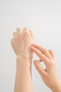 Kozmetik test eden kadın resimleri, kozmetik test eden eller, makyaj yapan kadın yüzleri