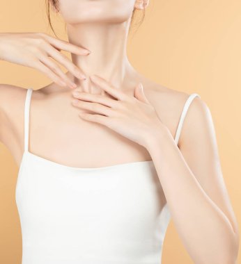 Kozmetik test eden kadın resimleri, kozmetik test eden eller, makyaj yapan kadın yüzleri