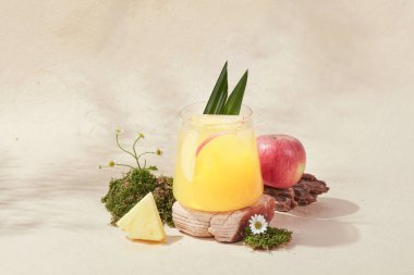 Elma ve ananas suyunu garnitürlü bir bardakta, ananas suyunu taze meyve ve yosunlu bir bardakta tazeliyorum.