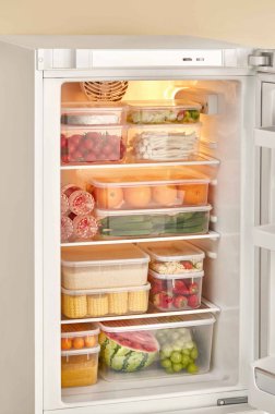 Temiz Depolama Konteynerlerinde Taze Ürünlerle Organize Buzdolabı, İçinde farklı yiyecekler olan açık buzdolabı, Buzdolabı Kapıları.