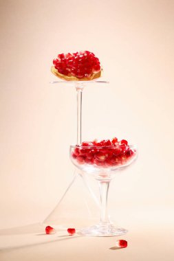 Bej arka planda bir bardakta nar meyvesi, Sağlıklı Tropikal Nar Meyve ve Tohum Fotoğrafçılığı