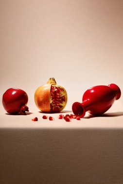 Beyaz arka planda nar ve kırmızı elmayla hayat