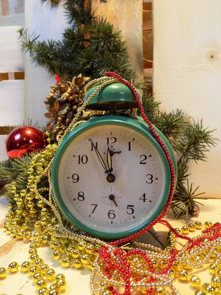 Relógio Verde Marca Cinco Minutos Para Meia Noite Natal Ano — Fotografia de Stock
