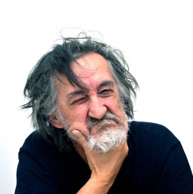 Çeşitli duygusal aşamalarda yaşlı bir adamın portreleri.