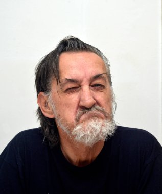 Çeşitli duygusal aşamalarda yaşlı bir adamın portreleri.