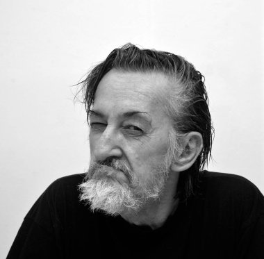 Çeşitli duygusal durgunluktaki yaşlı bir adamın portreleri. Siyah beyaz fotoğrafçılık.