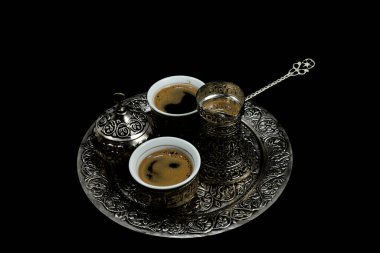 Kahve çekirdekleri ve bir fincan demlenmiş kahve. Doğu usulü kahve içme seti.