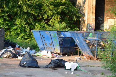 Çeşitli çöp kutuları için kirli kaplar