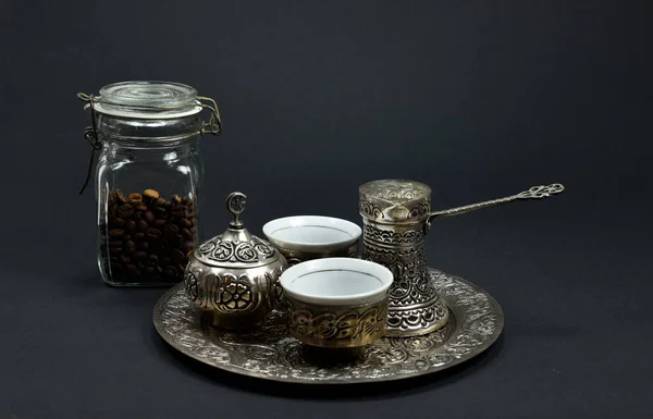 コーヒー豆とコーヒー1杯 オリエンタルスタイルのコーヒーを飲むためのセット — ストック写真