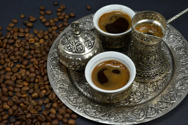 Kahve Çekirdekleri Bir Fincan Demlenmiş Kahve Doğu Usulü Kahve Içme — Stok fotoğraf