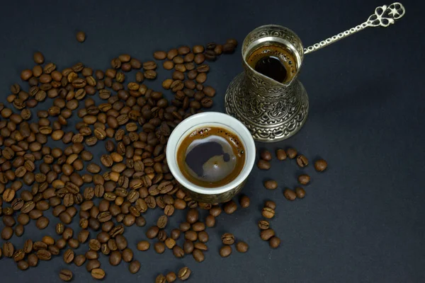 Ziarna Kawy Filiżanka Parzonej Kawy Zestaw Picia Kawy Orientalnym Stylu — Zdjęcie stockowe
