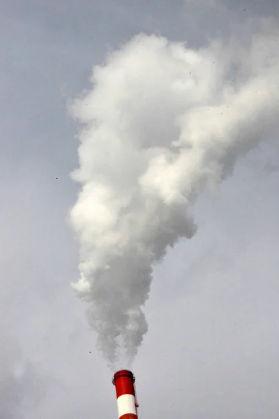Δηλητηριώδη Αέρια Από Την Καμινάδα Ανεβαίνουν Στον Ουρανό — Φωτογραφία Αρχείου