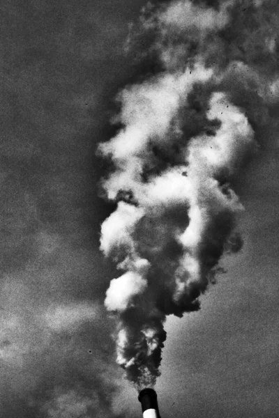 煙突からの有毒ガスが空に上がり — ストック写真