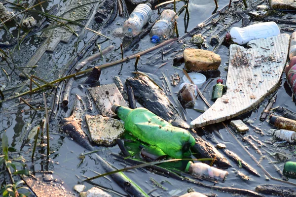 Nehirde ve kanalizasyonda plastik, ahşap atık