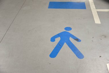 Yeraltı garajındaki yayalar için trafik işaretleri