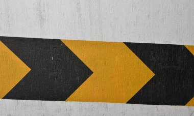 Hareket yönü için yeraltı garajının duvarındaki trafik işaretleri.