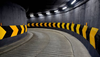 Hareket yönü için yeraltı garajının duvarındaki trafik işaretleri.
