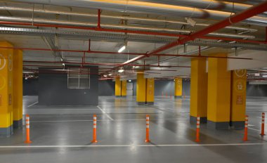 Şehirdeki alışveriş merkezinin yeraltı garajındaki yayalar için trafik işaretleri