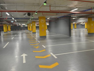 Şehirdeki alışveriş merkezinin yeraltı garajındaki yayalar için trafik işaretleri