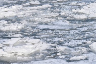 Donmuş nehir, Tuna Nehri 'ndeki buz ve donmuş tekneler.
