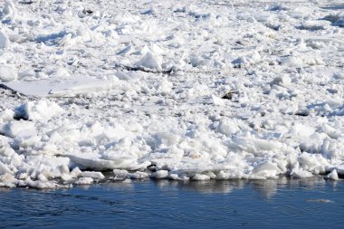 Donmuş nehir, Tuna Nehri 'ndeki buz ve donmuş tekneler.