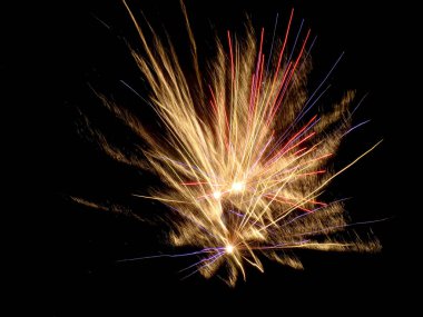           Gece gökyüzünde renkli havai fişekler