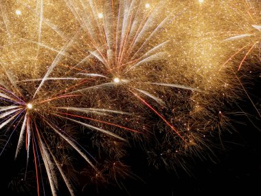           Gece gökyüzünde renkli havai fişekler