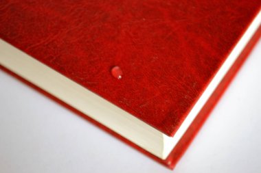 Güzel kitaplar beyaz arka planda elma ve kalem.