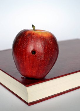 Güzel kitaplar beyaz arka planda elma ve kalem.