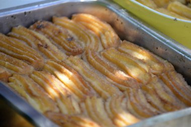 Tulumba, doğulu bir tatlı, fırın tepsisinde.