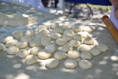Hamur masada, lezzetli bir hamur işi pişirmeye hazır.