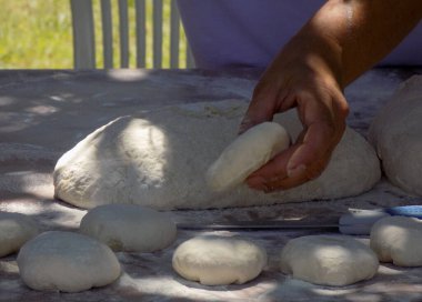Kadın eli pişirme hamuru hazırlar