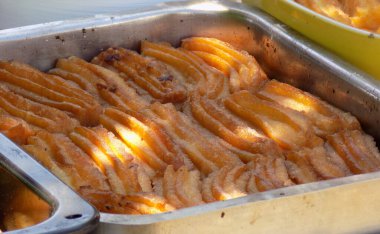 Tulumba, doğulu bir tatlı, fırın tepsisinde.