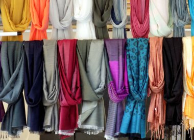 Güzel bir moda aksesuarı, renkli ipek atkılar ve eşarplar.