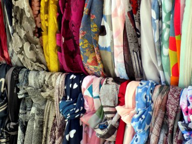 Güzel bir moda aksesuarı, renkli ipek atkılar ve eşarplar.
