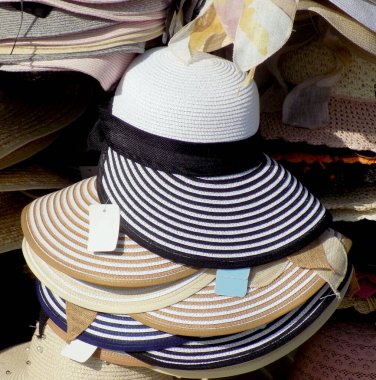 Şapka dükkanında kadınların yaz şapkaları.
